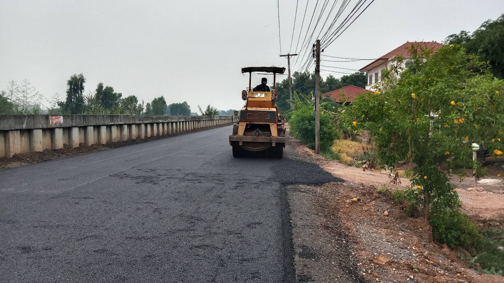 42 - https://ลาดยางมะตอย.com | รับลาดยางมะตอย ทำถนนยางมะตอย ทำลาดจอดรถ ทางเข้ารีสอร์ท ทางถนนลาดยางมะตอย งานสวย เรียบร้อย มาตรฐาน