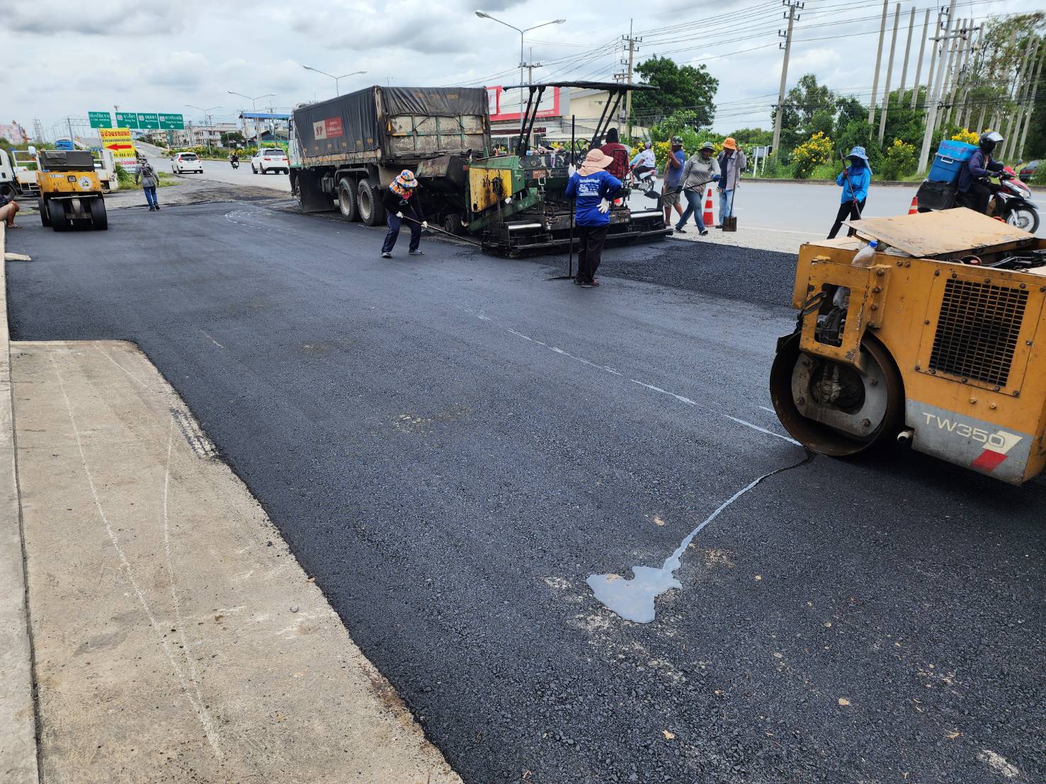 52 - https://ลาดยางมะตอย.com | รับลาดยางมะตอย ทำถนนยางมะตอย ทำลาดจอดรถ ทางเข้ารีสอร์ท ทางถนนลาดยางมะตอย งานสวย เรียบร้อย มาตรฐาน